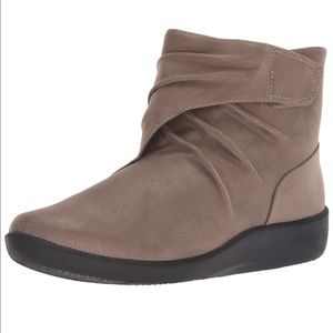 Clark’s cloudstepper ankle booties